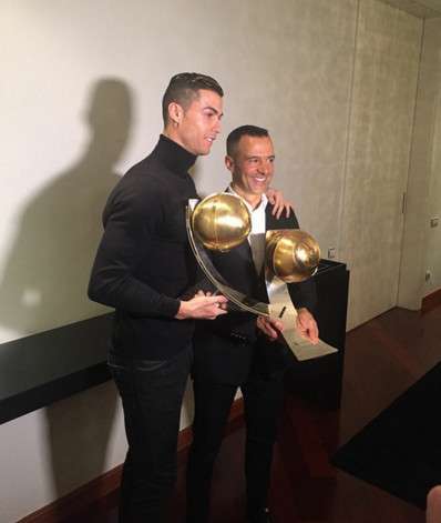 رونالدو وخورخي مينديز يتسلمان الجائزة