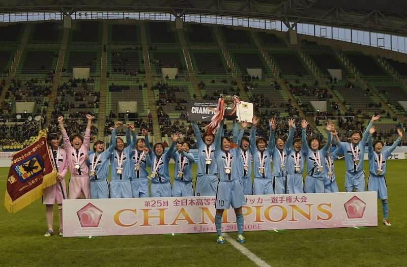 فريق مدرسة جومونجي الثانوية مع لقب 2017