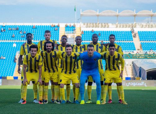 الحضري مع لاعبي التعاون