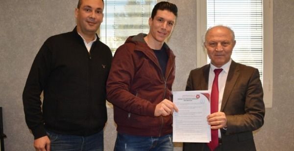 محمد رضا مع رئيس النجم الساحلي