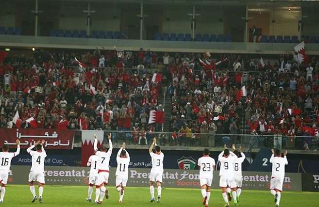 علي مدن يتوسط اللاعبين خلال تحية الجماهير