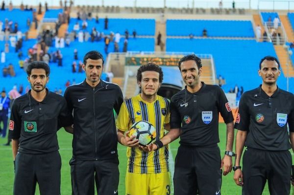 مصطفى فتحي يتسلم كرة الهاتريك