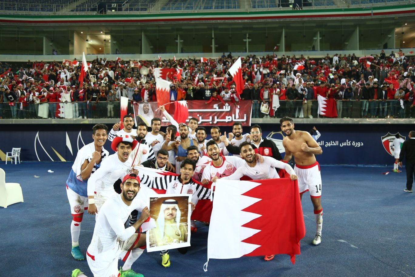 عبد الوهاب يتوسط اللاعبين