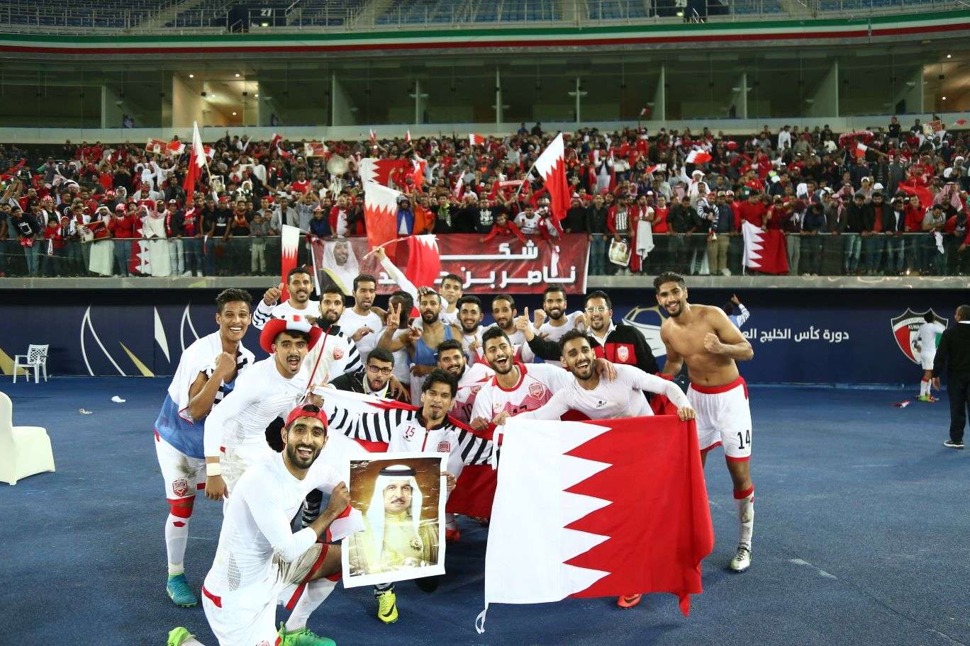 عبد الوهاب يتوسط اللاعبين