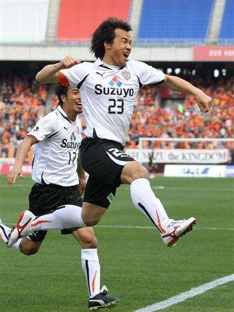 مهاجم فريق شيميزو الدولي شينجي أوكازاكي يحتفل بعد إحرازه الهدف الثاني بمرمى يوكوهاما