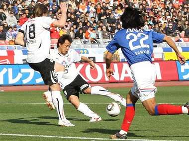 شينجي أوكازاكي عند إحرازه الهدف الثاني لفريقه