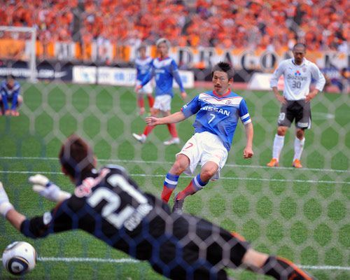 المهاجم نوريهيسا شيميزو يحرزه الهدف الوحيد ليوكوهاما عن طريق ضربة جزاء