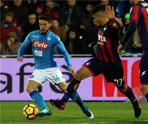 جانب من لقاء نابولي وكروتوني