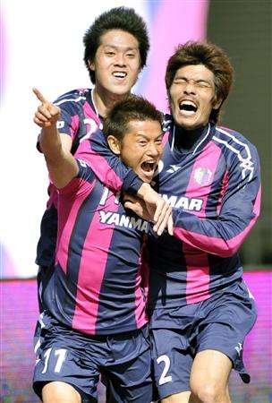 المهاجم ريوجي باندو يحتفل مع زملائه بعد إحرازه الهدف الثالث لسيريزو أوساكا