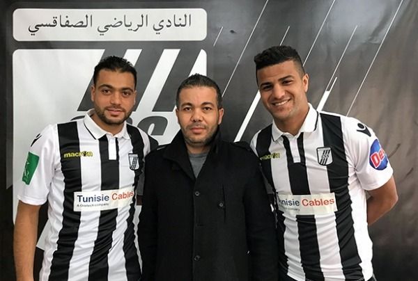 نائب رئيس الصفاقسي يتوسط الصفقتين الجديدتين 