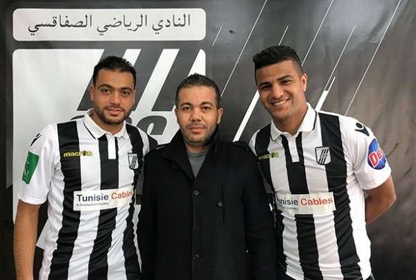 نائب رئيس الصفاقسي يتوسط الصفقتين الجديدتين 