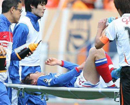 شونسوكي ناكامورا بعد أن تم إخراجه من الملعب بسبب الإصابة