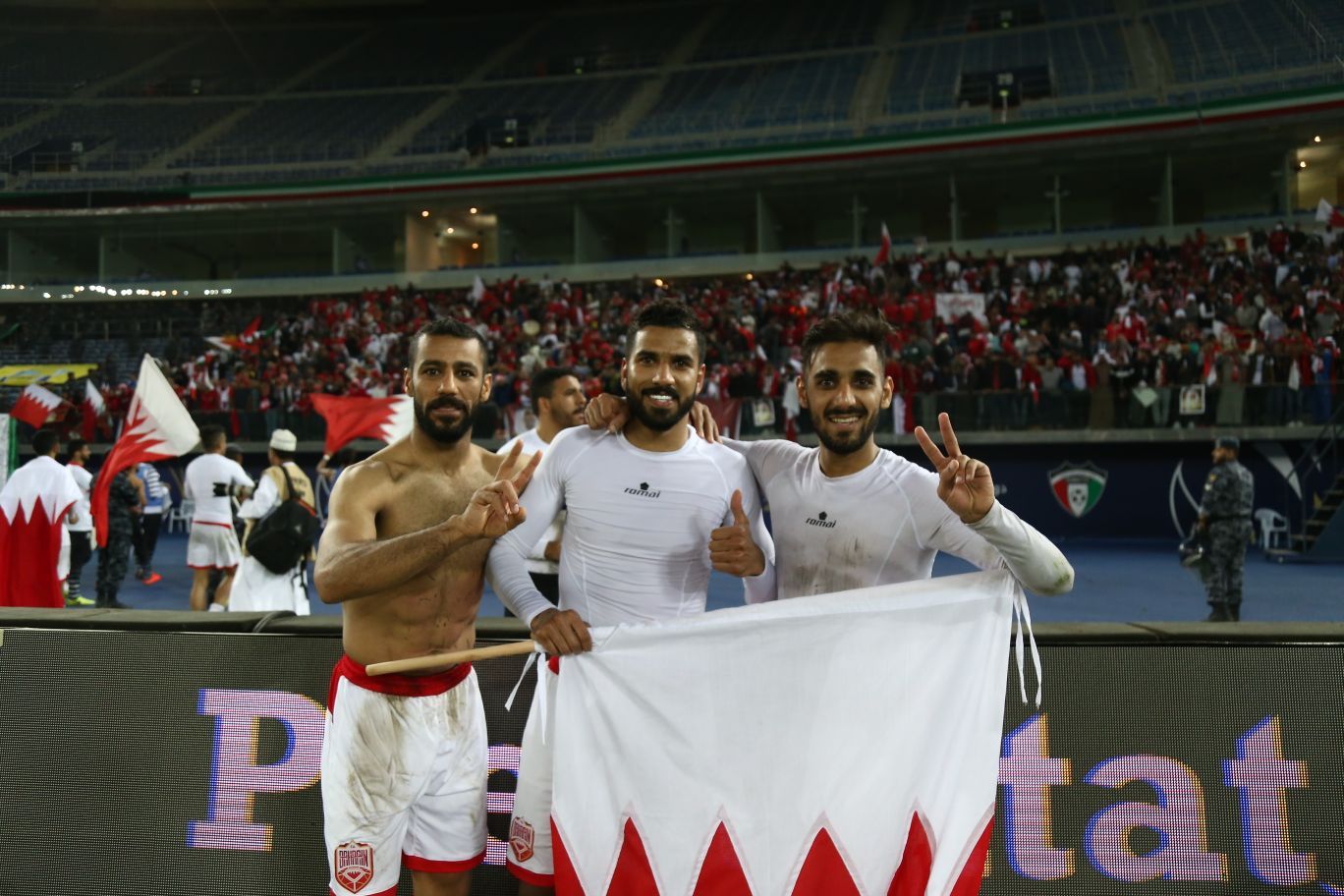 سيد ضياء وسط زملائه