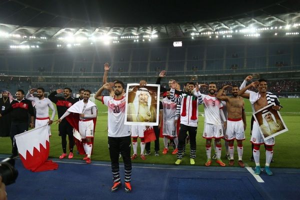 فرحة لاعبي منتخب البحرين بالتأهل
