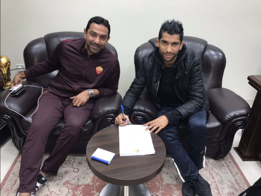 أسامة الدراجي أثناء توقيع العقد