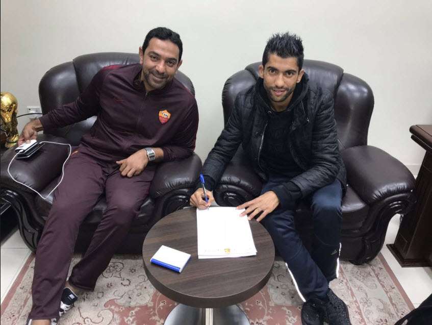 أسامة الدراجي أثناء توقيع العقد