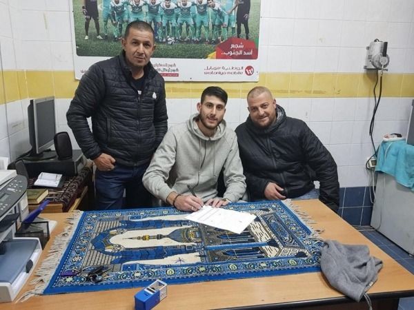 جانب من التوقيع