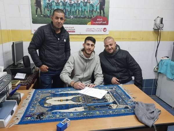 جانب من التوقيع