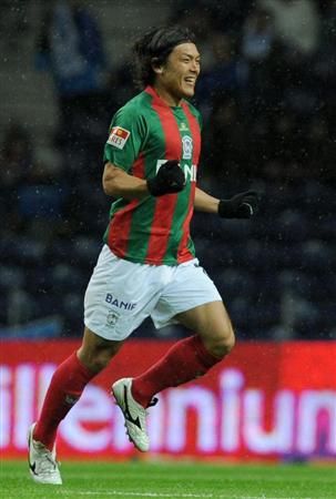 تاكاهيتو سوما يحتفل بعد إحرازه الهدف الأول لفريقه موريتمو البرتغالي