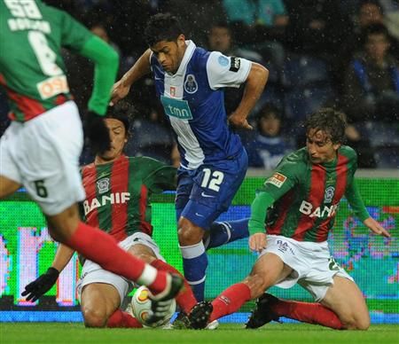 سوما ( يسار ) يحاول قطع الكرة من لاعب الوسط البرازيلي هالك بمباراة الأمس