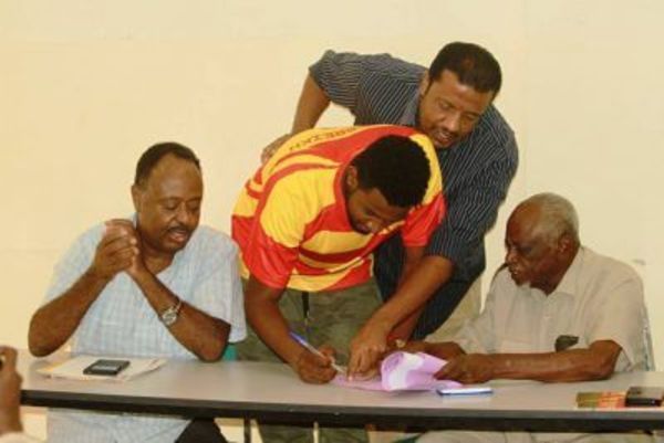 جانب من التوقيع