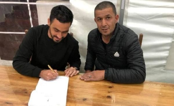 خلال توقيع العقود