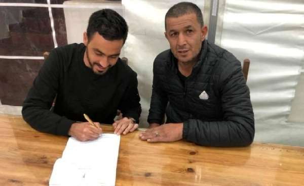 خلال توقيع العقود