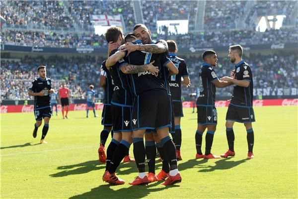  لوكاس بيريز يحتفل بهدف مع ديبورتيفو لاكورونيا