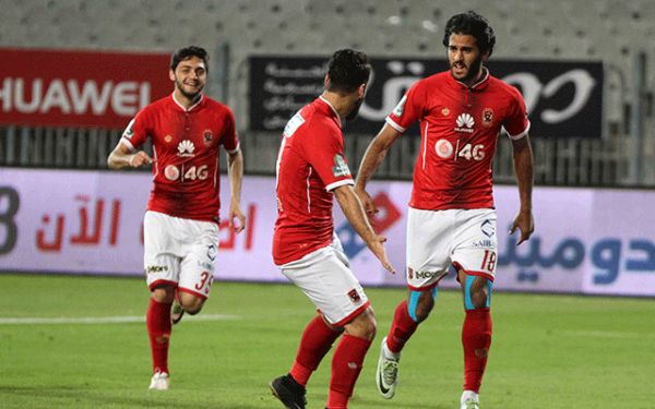 مروان محسن مع لاعبي الأهلي