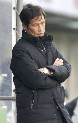 مدرب فريق جامبا السيد أكيرا نيشينو في حالة حزن بعد نهاية المباراة