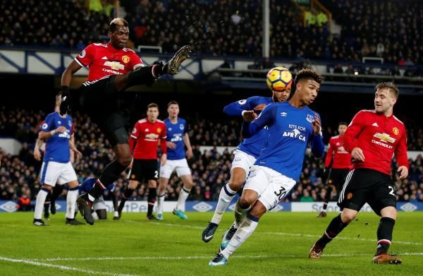 من لقاء مانشستر وإيفرتون