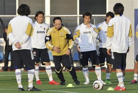 مدرب المنتخب الياباني السيد أوكادا مع اللاعبين قبل بداية أولى تدريبات مدينة ساكاي
