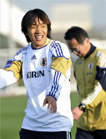 شونسوكي ناكامورا قطع الشك باليقين في موضوع الإصابة بتواجده في تدريبات اليوم