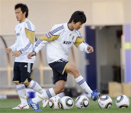 المهاجم الشاب كينسوكي ناغاي وخلفه المهاجم شينجي أوكازاكي