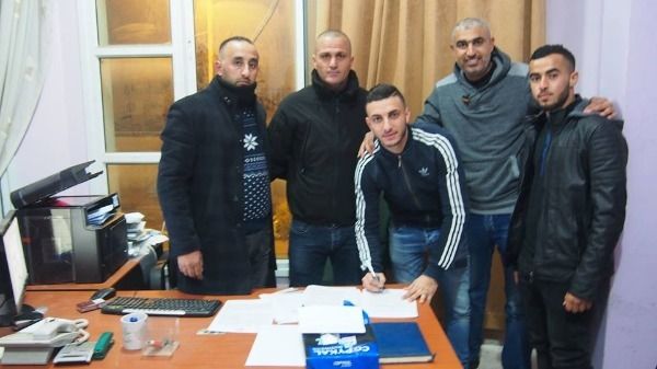 جانب من التوقيع