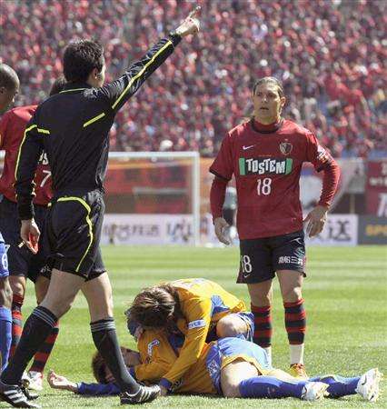 مهاجم فريق كاشيما البرازيلي ماركينيوس عندما تعرض للطرد بسبب العنف تجاه أحد لاعبي فيجالتا