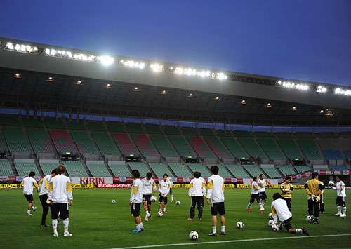 لاعبي المنتخب الياباني في أخر تدريباتهم على استاد ناغاي قبل مواجهة صربيا غداً