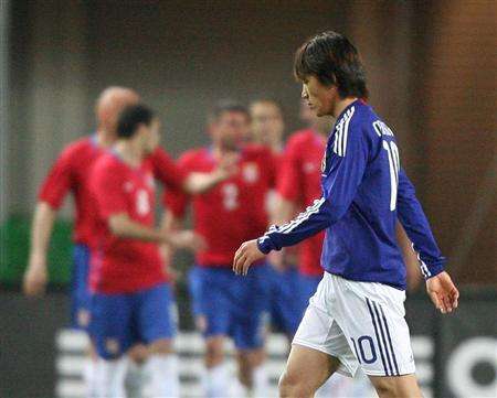 شونسوكي ناكامورا في حالة حزن بعد خسارة منتخبه أمام منتخب صربيا بثلاثية نظيفة