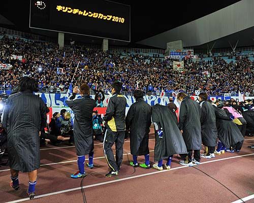 لاعبي المنتخب الياباني قدموا إعتذارهم للجماهير إلا أنهم طلقوا صافرات الإستهجان 