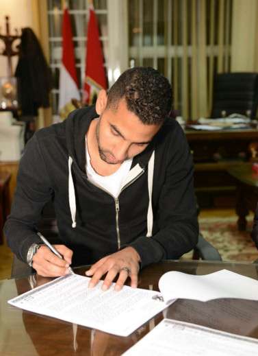 مؤمن أثناء توقيعه العقد