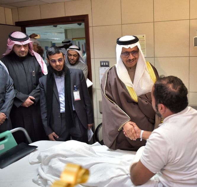 من زيارة الشيخ جابر المبارك للمصابين