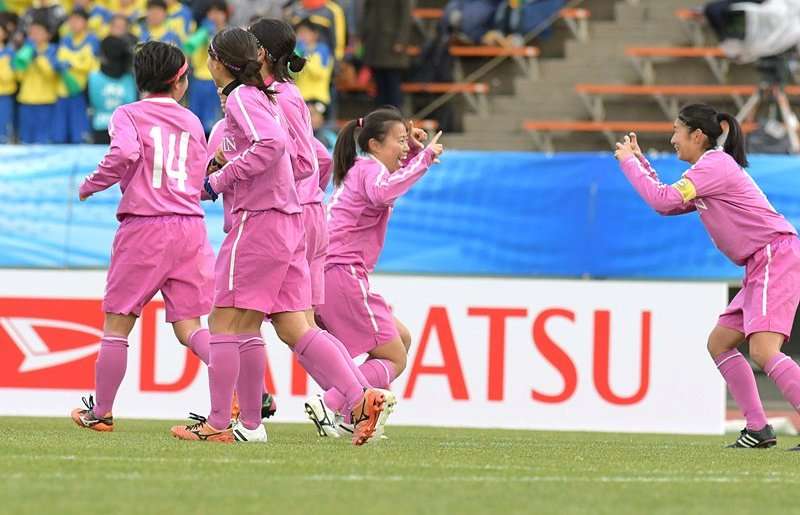 لاعبات فريق مدرسة فوجيدا بعد التفوق على مدرسة دايشو