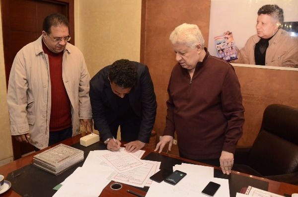 جلال أثناء توقيع العقود
