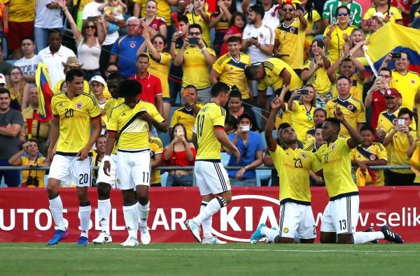 ياري مينا يحتفل بأحد أهدافه مع كواومبيا