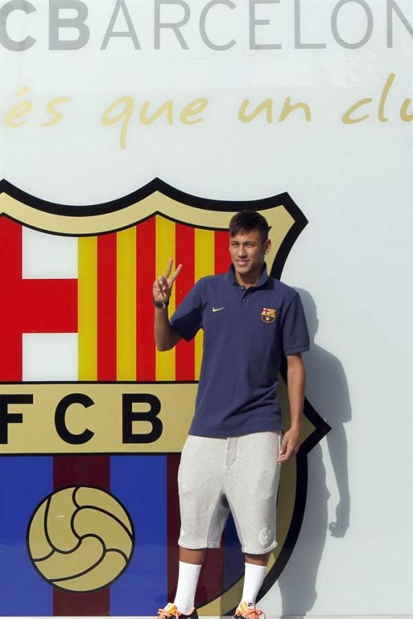 لحظة تقديم نيمار لاعبًا في برشلونة