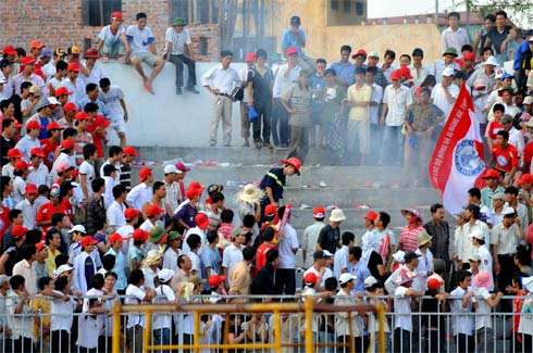 جماهير فريق هاي فونغ قامت بإحداث شغب بمدرجات استاد لاتش تراي