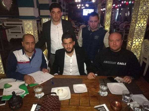 الشامي أثناء توقيعه للعقد