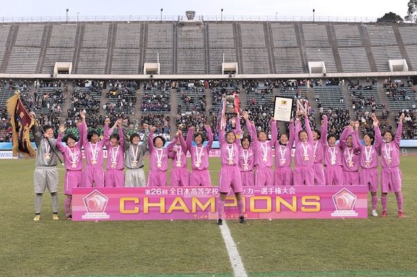 فرحة لاعبات مدرسة فوجيدا باللقب