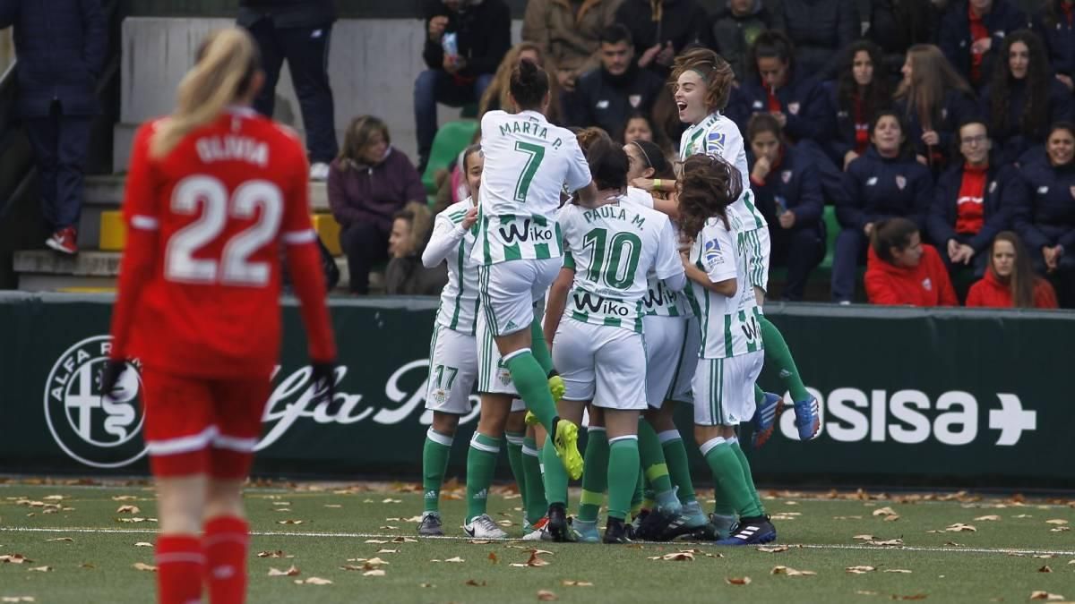 فرحة لاعبات ريال بيتيس بعد تفوقهن على إشبيلية