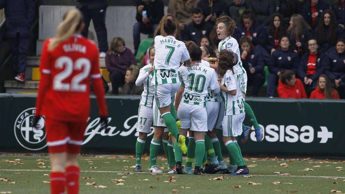 فرحة لاعبات ريال بيتيس بعد تفوقهن على إشبيلية